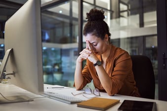 Headache, business woman_AdobeStock_536581972